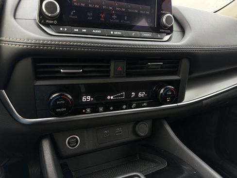 Used 2023 Nissan Rogue SV image 18