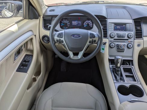 Used 2018 Ford Taurus SE image 14