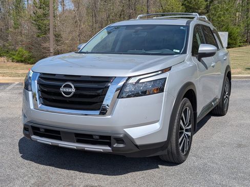 Used 2025 Nissan Pathfinder Platinum image 5