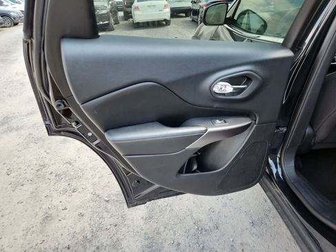 Used 2019 Jeep Cherokee Latitude w/ Popular Appearance Group image 27