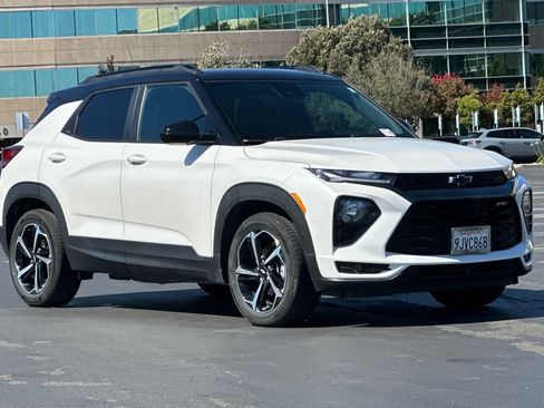 Used 2023 Chevrolet TrailBlazer RS w/ Sun and Liftgate Package FWD image 2