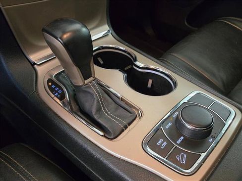 Used 2017 Jeep Grand Cherokee Limited AWD/4WD image 17
