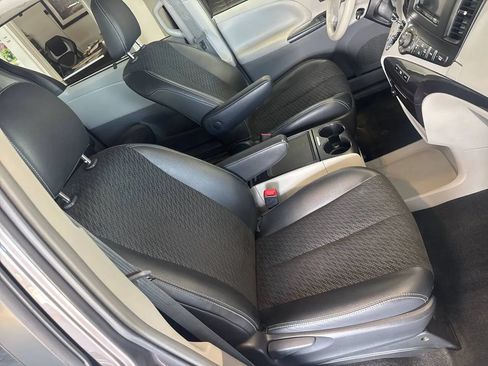 Used 2014 Toyota Sienna SE FWD image 18