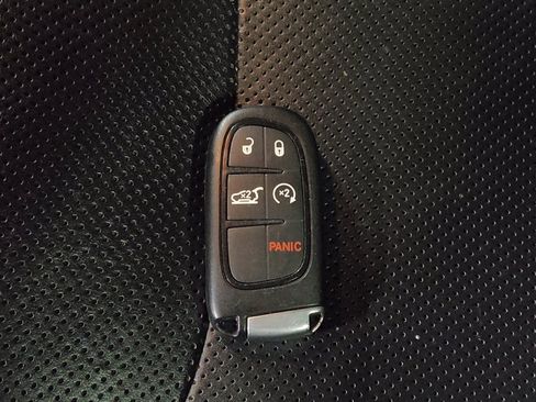 Used 2019 Jeep Cherokee Limited w/ Technology Group AWD/4WD image 32