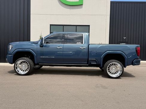 Used 2025 GMC Sierra 2500 Denali Ultimate AWD/4WD image 2