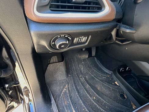 Used 2017 Chrysler Pacifica Limited w/ UConnect Theater Package image 28