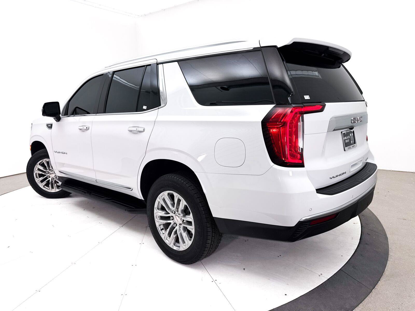 Used 2022 GMC Yukon SLT w/ SLT Premium Package AWD/4WD image 2