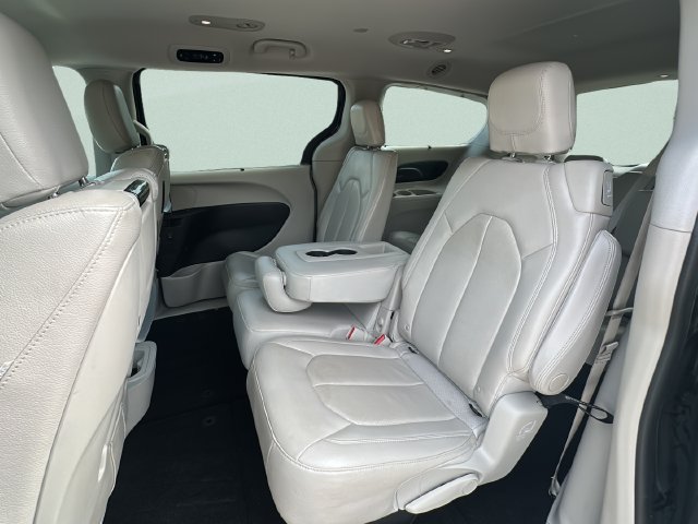 Used 2017 Chrysler Pacifica Touring-L Plus FWD image 18