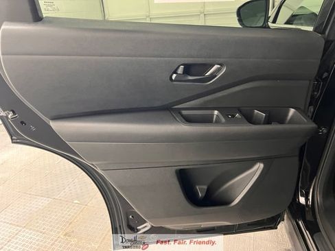 Used 2025 Nissan Pathfinder SV FWD image 32