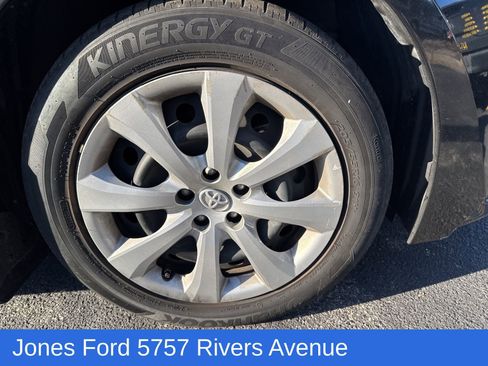 Used 2022 Toyota Corolla LE image 3