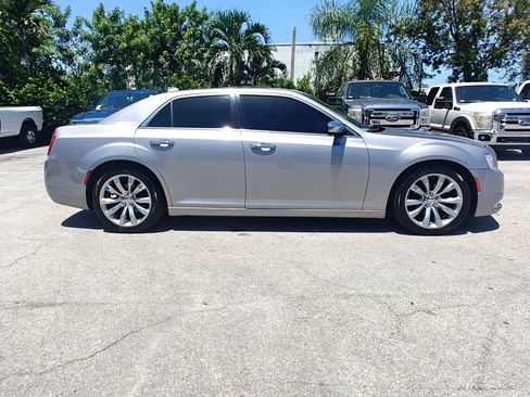 Used 2018 Chrysler 300 Limited RWD image 9