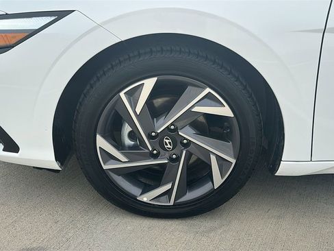 Used 2025 Hyundai Elantra Limited image 7