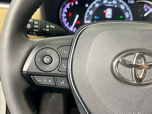 Used 2020 Toyota RAV4 Limited FWD image 18