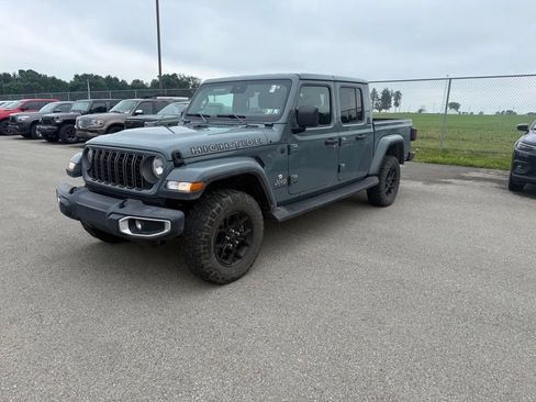 Used 2025 Jeep Gladiator Sport AWD/4WD image 3