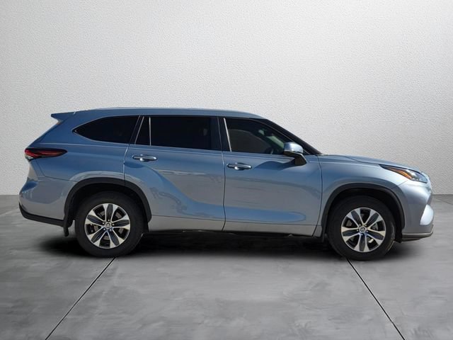 Used 2024 Toyota Highlander XLE FWD image 5