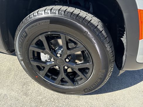 New 2025 Jeep Grand Cherokee Altitude image 13