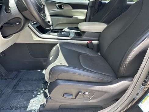 Certified 2024 Kia Carnival LX FWD image 11