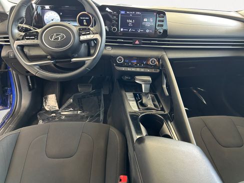 Used 2022 Hyundai Elantra SEL w/ Convenience Package FWD image 2