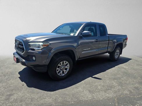 Used 2017 Toyota Tacoma SR5 AWD/4WD image 7