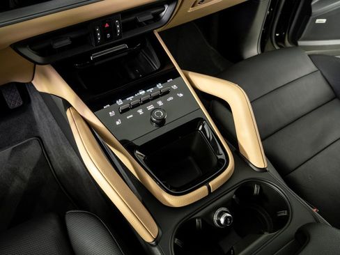 Certified 2024 Porsche Cayenne image 17