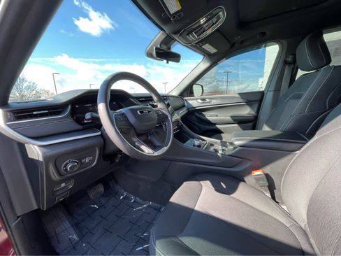 Used 2025 Jeep Grand Cherokee Laredo X w/ Luxury Tech Group I image 7