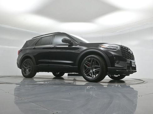New 2026 Ford Explorer ST-Line image 3