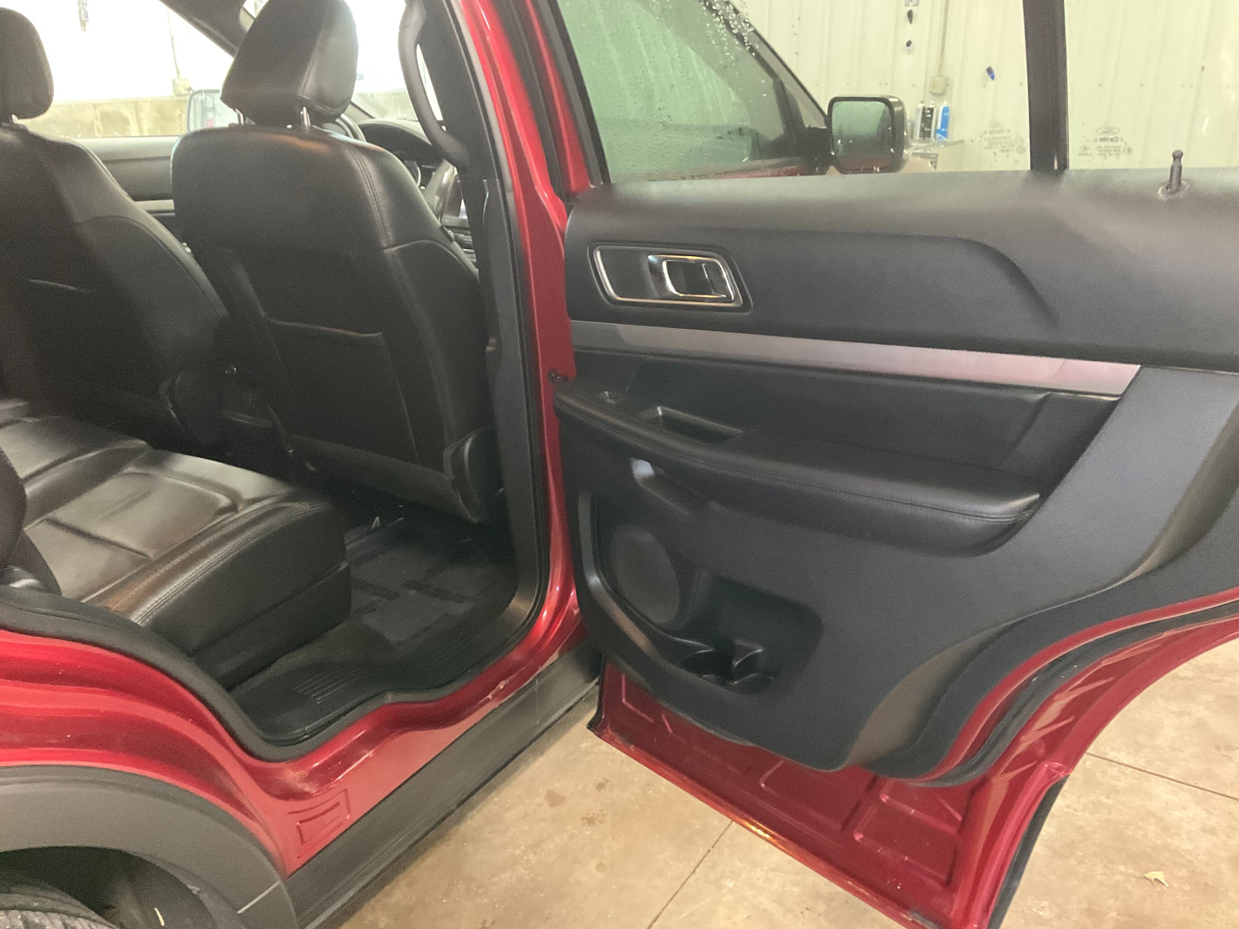 Used 2018 Ford Explorer XLT w/ Equipment Group 202A AWD/4WD image 24