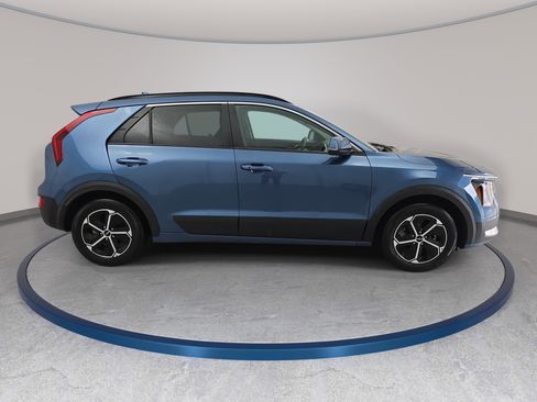 Used 2023 Kia Niro EX FWD image 4
