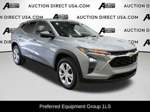 Used 2025 Chevrolet Trax LS image 2