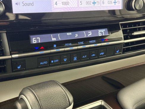 Certified 2024 Toyota Sienna XLE FWD image 26