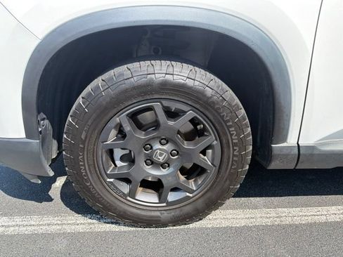 Used 2025 Honda Pilot TrailSport image 11