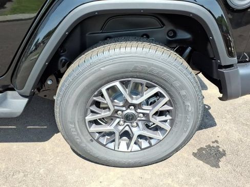 New 2026 Jeep Wrangler Unlimited Sahara AWD/4WD image 4