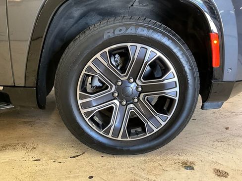 Used 2024 Jeep Wagoneer Series II w/ Flexible Seating Group image 16