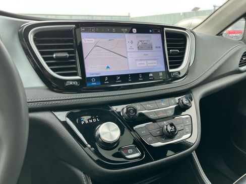 Used 2025 Chrysler Pacifica Limited image 20