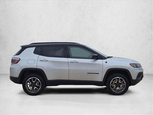 Used 2025 Jeep Compass Trailhawk AWD/4WD image 4