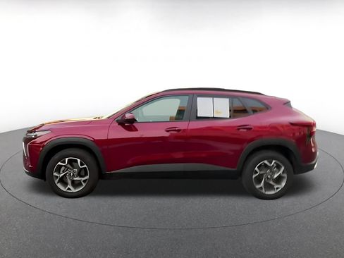 Used 2025 Chevrolet Trax LT w/ LT Convenience Package FWD image 9