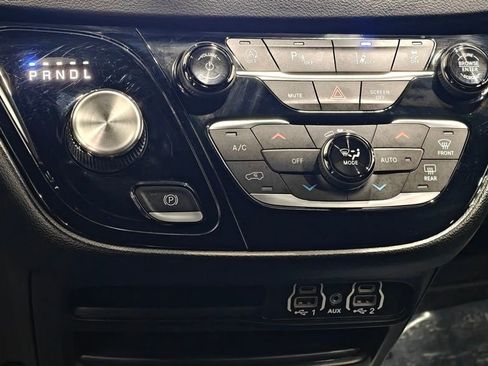 Used 2025 Chrysler Pacifica Select image 8