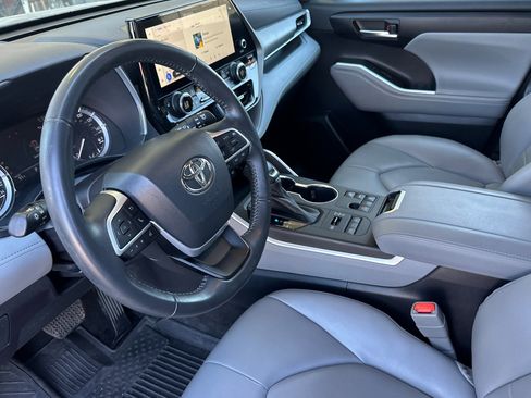 Used 2023 Toyota Highlander L image 10