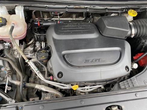 Used 2024 Chrysler Pacifica Touring-L FWD image 19