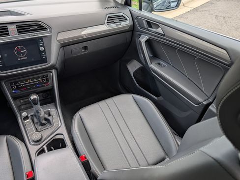 Certified 2023 Volkswagen Tiguan SE w/ Panoramic Sunroof Package AWD/4WD image 11