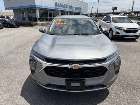 Certified 2025 Chevrolet Trax LT w/ LT Convenience Package FWD image 3