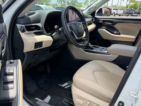 Used 2023 Toyota Highlander Limited FWD image 11