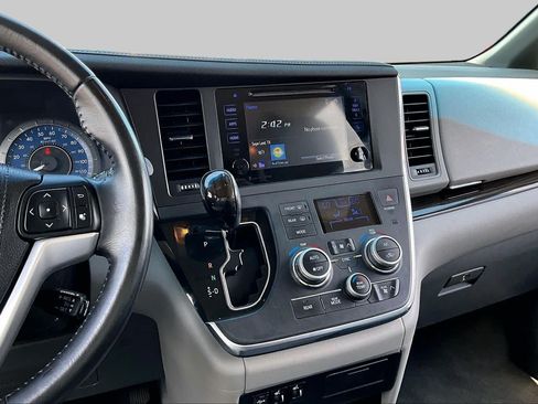 Used 2016 Toyota Sienna XLE FWD image 7