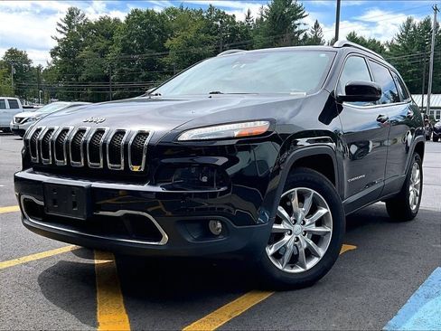 Used 2017 Jeep Cherokee Limited w/ Luxury Group AWD/4WD image 3