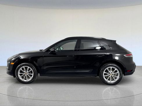 Certified 2023 Porsche Macan image 2