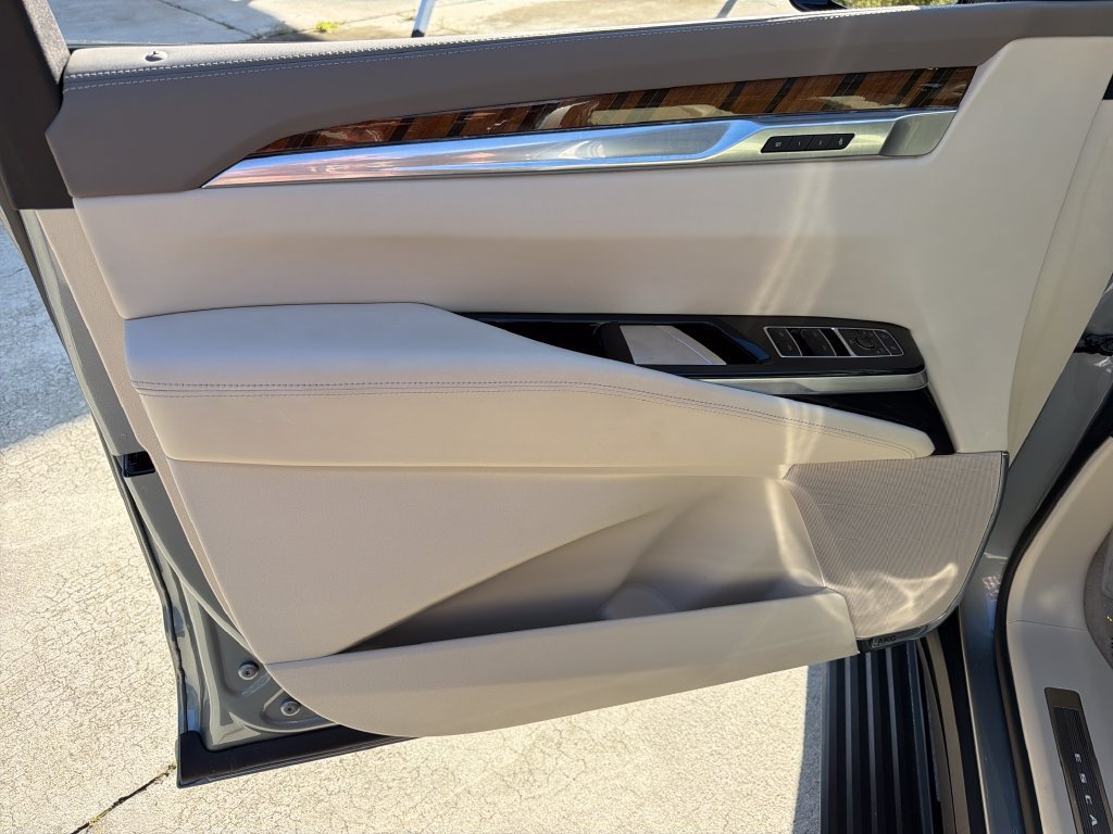Used 2025 Cadillac Escalade ESV Sport Platinum w/ LPO, Floor Liner Package AWD/4WD image 18