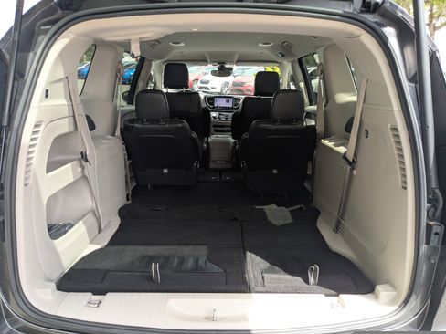 Used 2022 Chrysler Pacifica Touring-L image 12