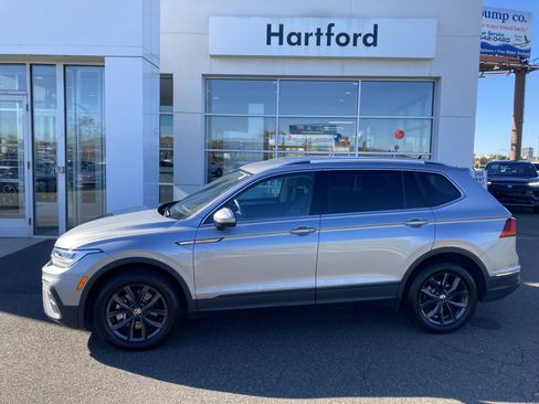 Certified 2024 Volkswagen Tiguan SE image 1