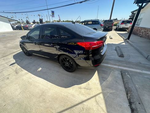 Used 2016 Ford Focus SE w/ Equipment Group 201A FWD image 12