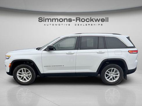 Used 2023 Jeep Grand Cherokee Laredo X AWD/4WD image 4